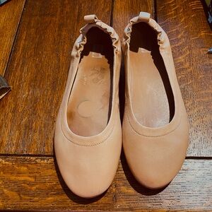 Fitflop Tan Leather Slip Ons Size 7.5US. They’re worn twice by me. GC . FLEXIBLE